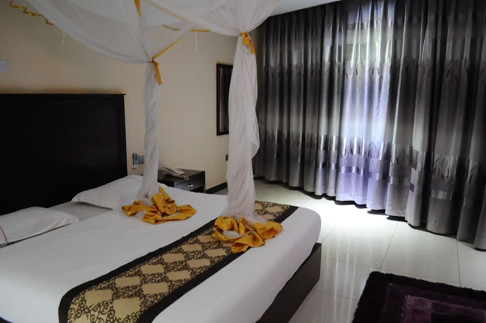Namayiba Park Hotel 12/50
