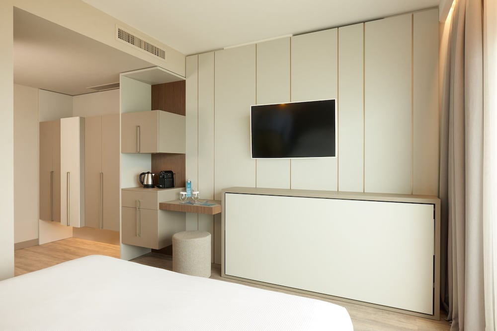 ROOM, DOUBLE OR TWIN BED, WITH EXTRA BED, SEA VIEW, HIGH FLOOR