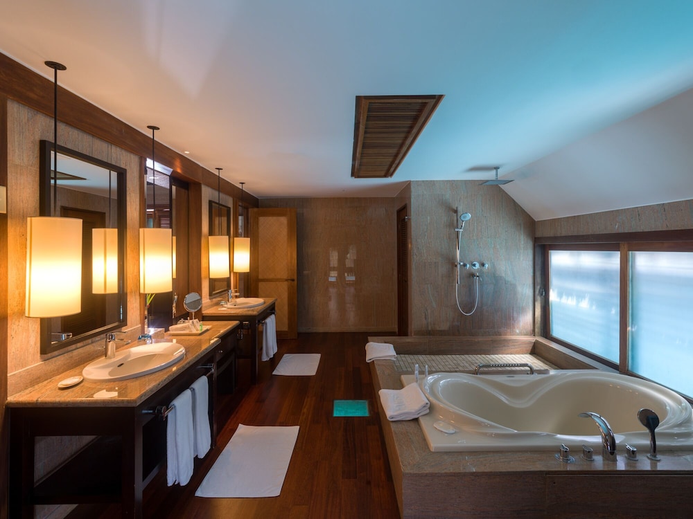 The St Regis Bora Bora Resort 65/84