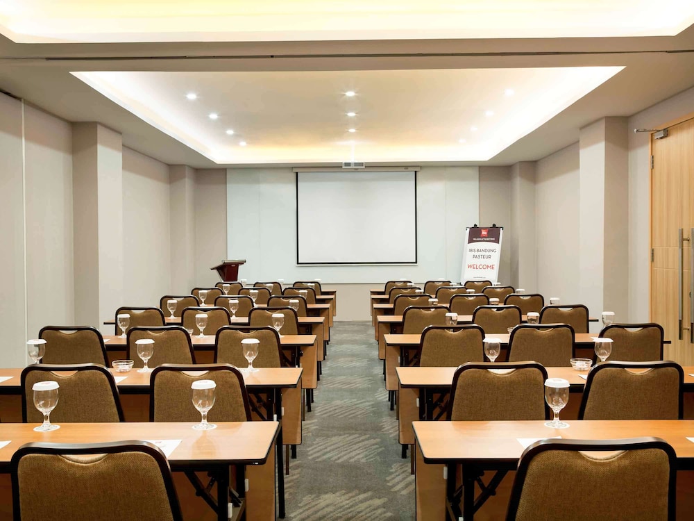 Ibis Bandung Pasteur 48/57