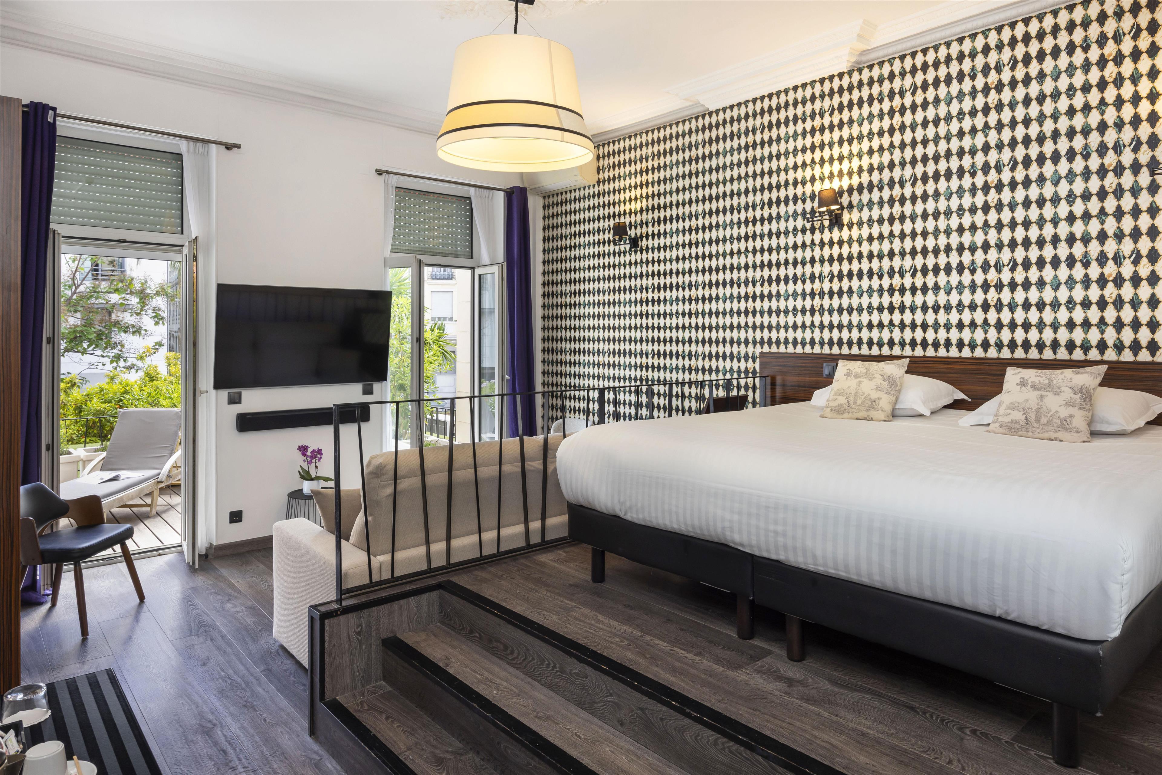 Junior Suite, King Bed, Garden View