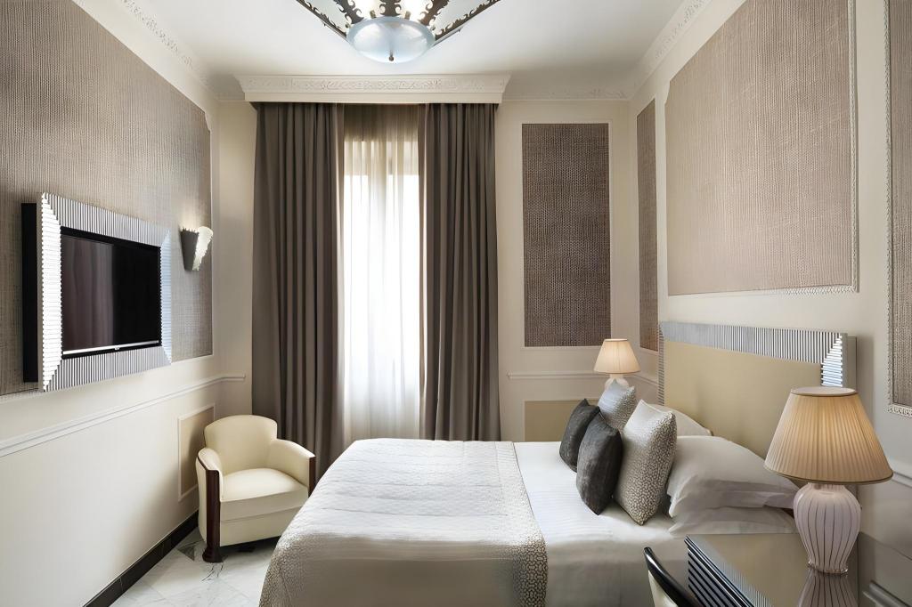 Courtyard, Queen Bed