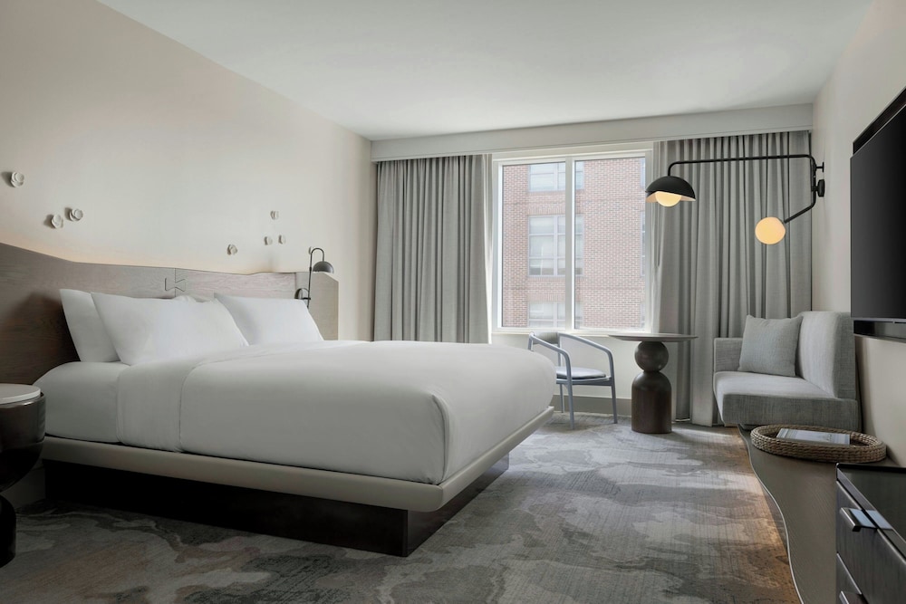 ROOM, KING BED