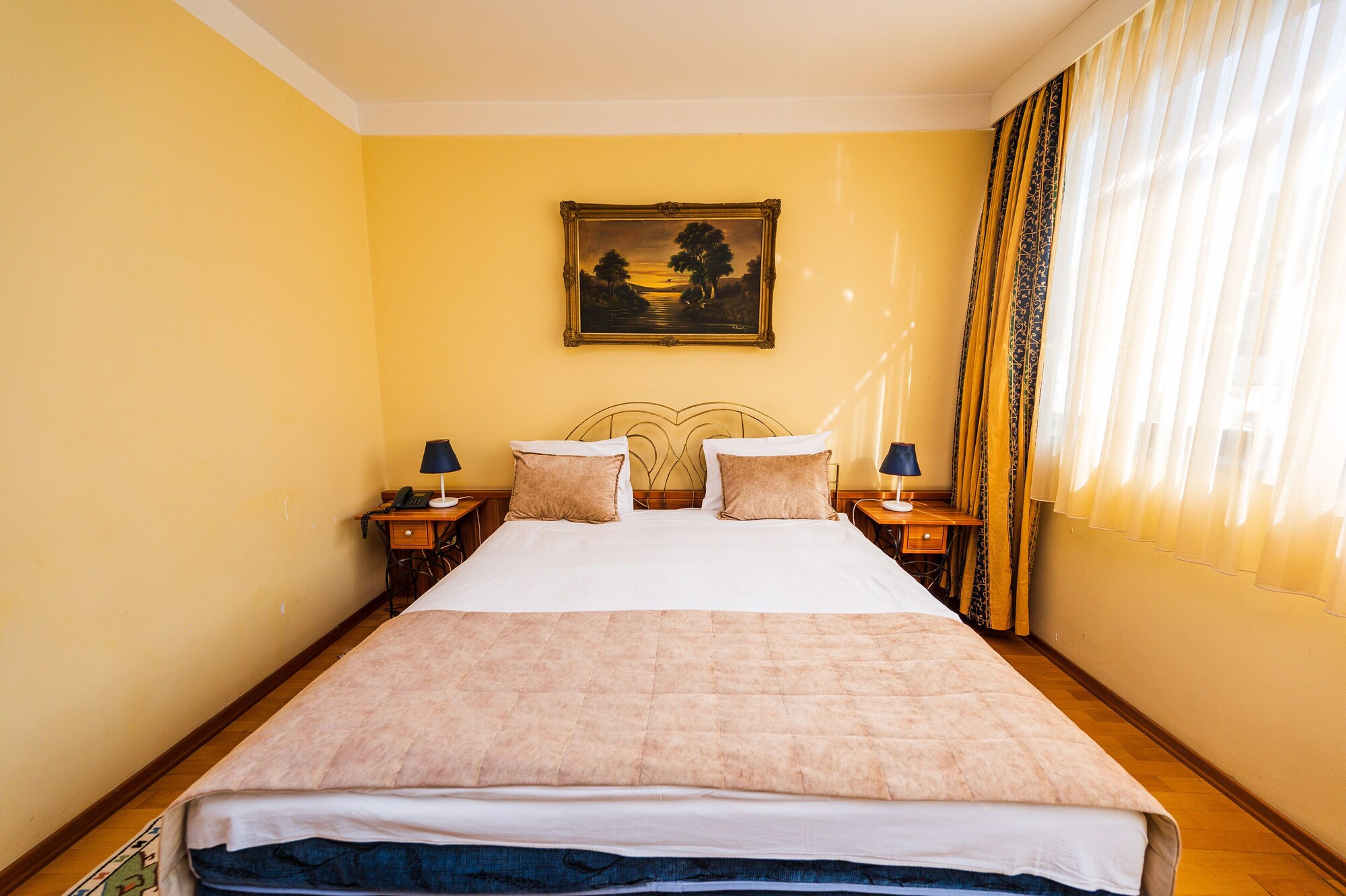 ROOM, SINGLE