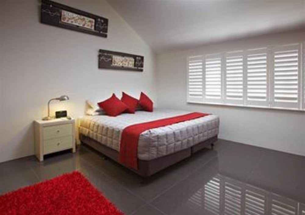 JESMOND EXECUTIVE VILLAS 14/79