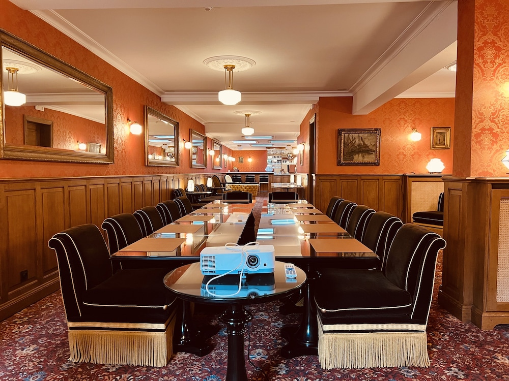 Gatsby Hotel 33/50