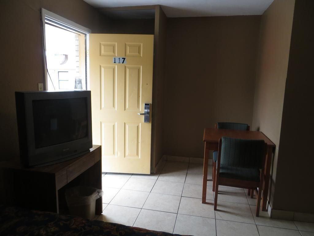 Travel Inn & Suites 18/23