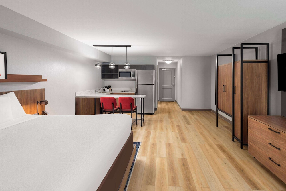 Hawthorn Extended Stay by Wyndham Knoxville 23/46