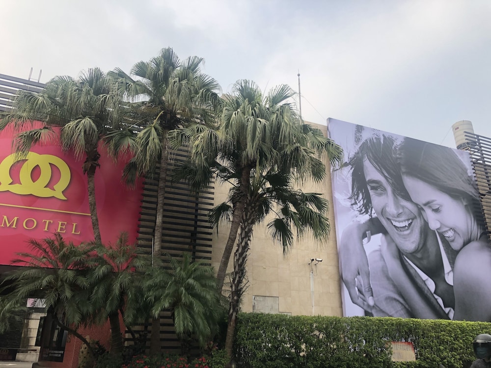 Q Motel 7/71