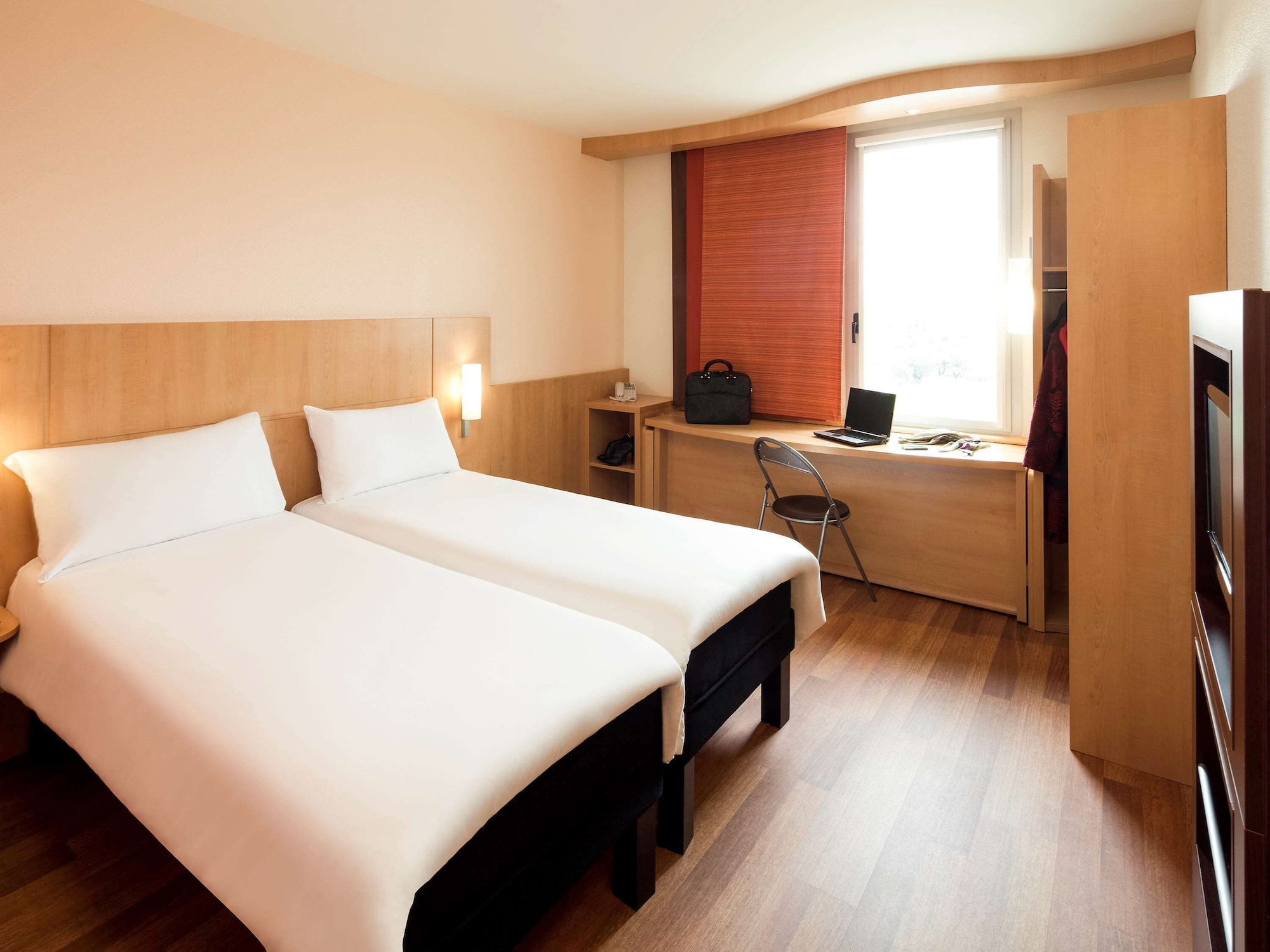 غرفة بسرير مزدوج وسرير فردي مع سرير إضافي، Ibis Barcelona Santa Coloma 3/7