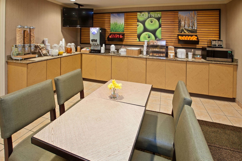 La Quinta Inn & Suites by Wyndham Nashville Airport 48/63