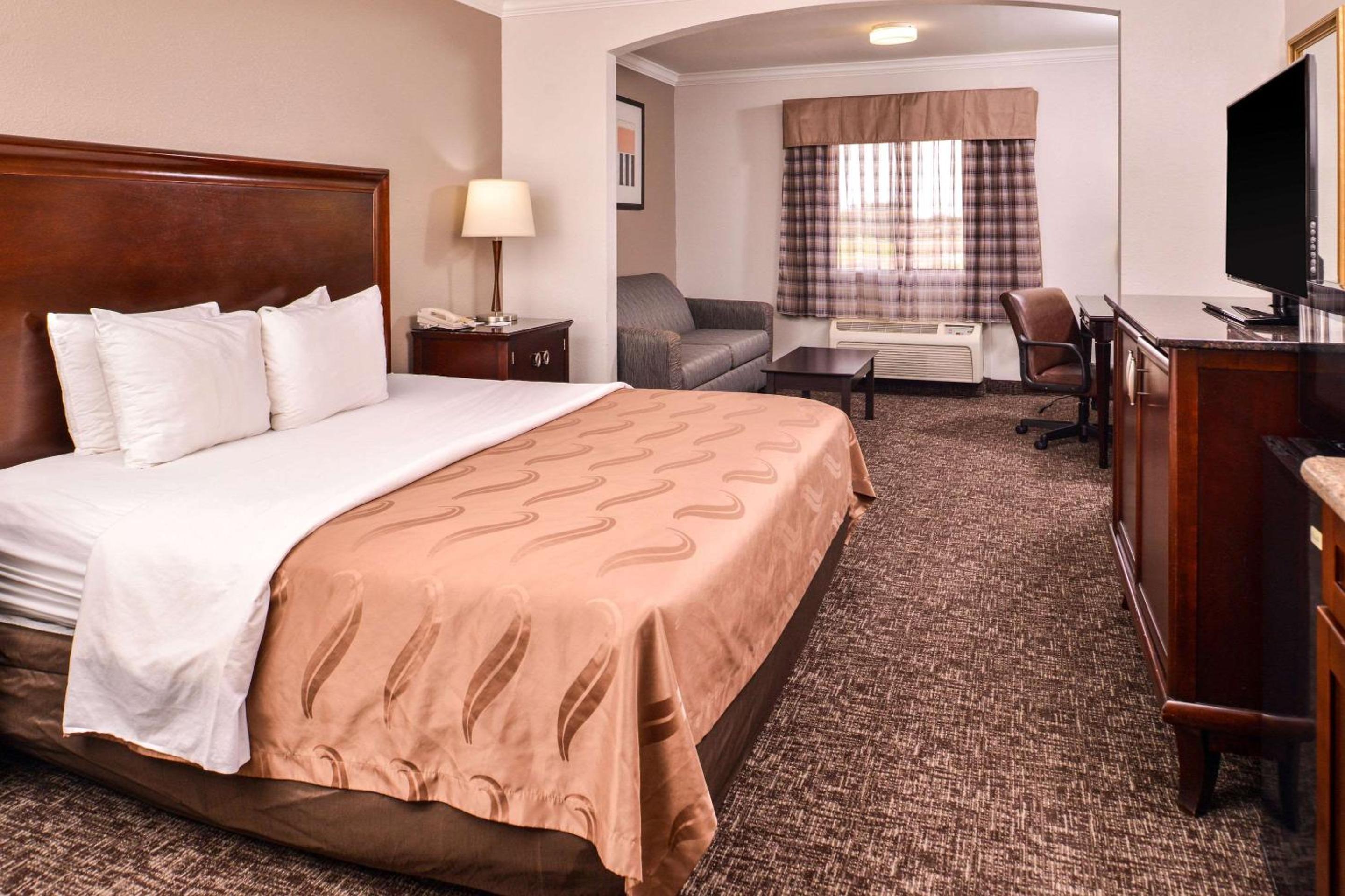 SUITE, KING BED, ACCESSIBLE