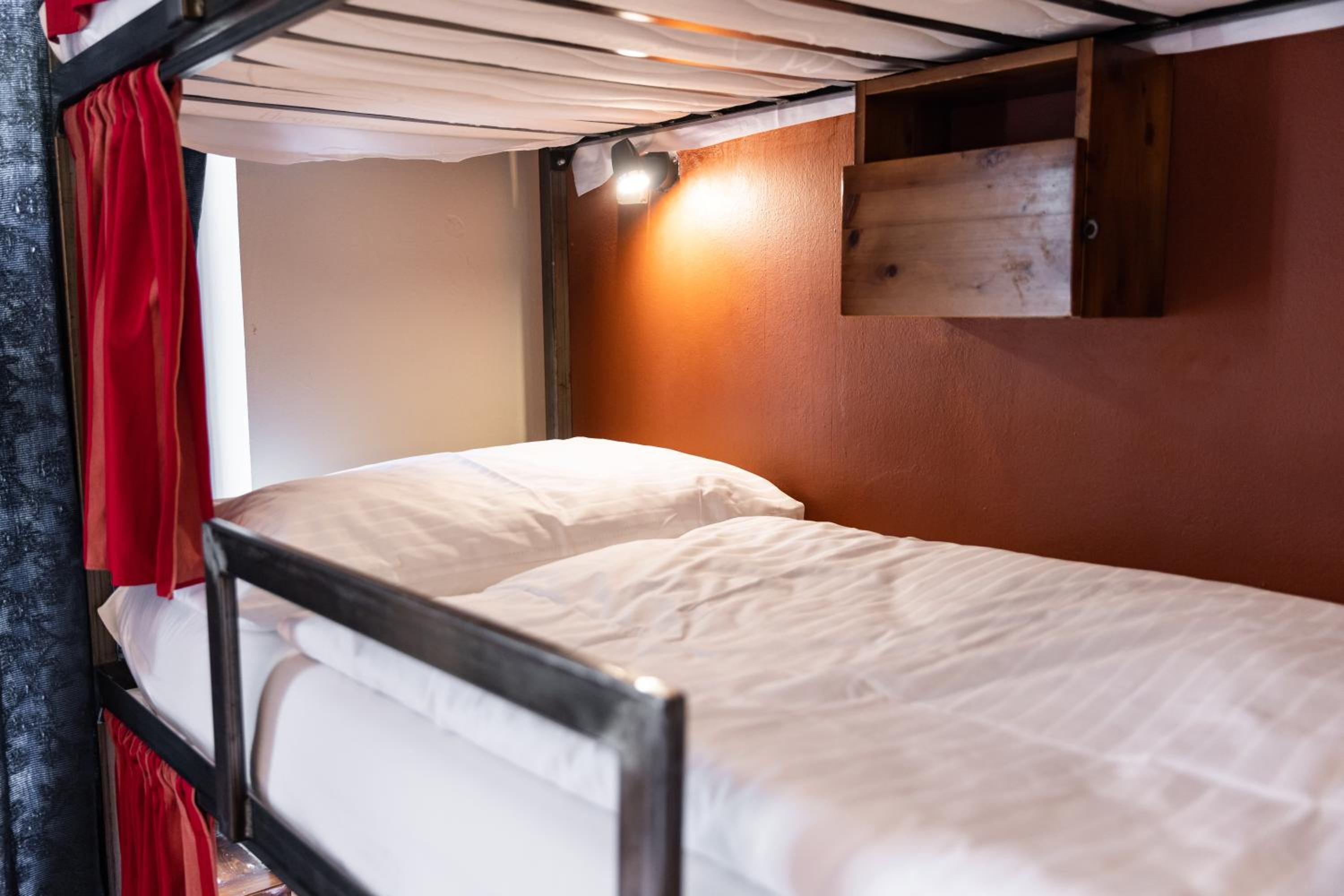 سكن مشترك مختلط، Sir Toby Apos S Hostel 3/6