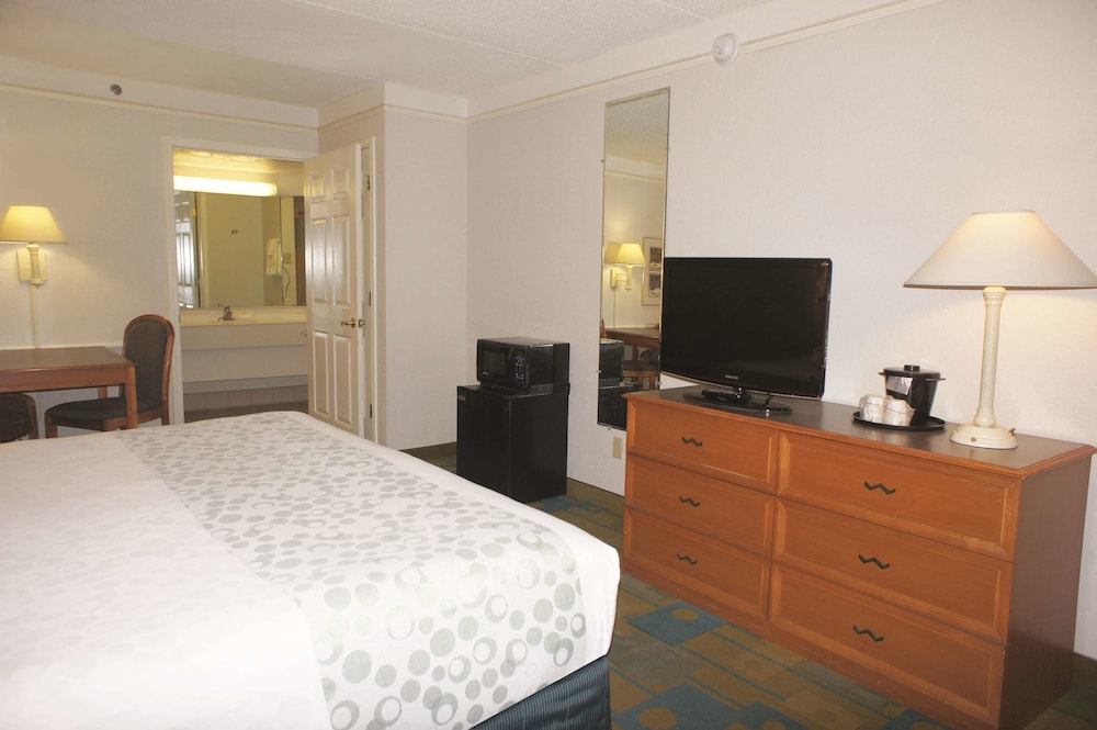 Days Inn by Wyndham San Diego Vista 23/46