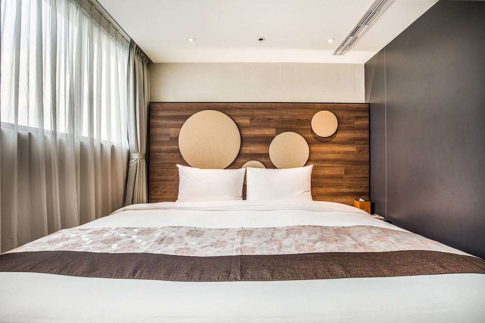 DELUXE, DOUBLE BED, CITY VIEW, BALCONY