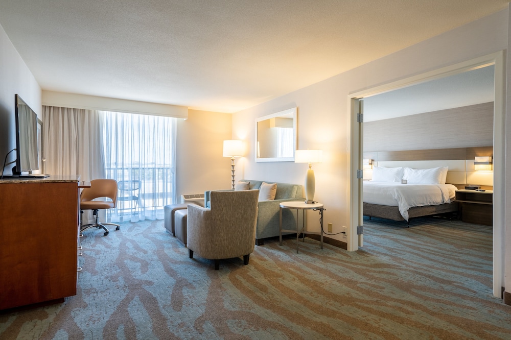 Crowne Plaza Ventura Beach 48/74