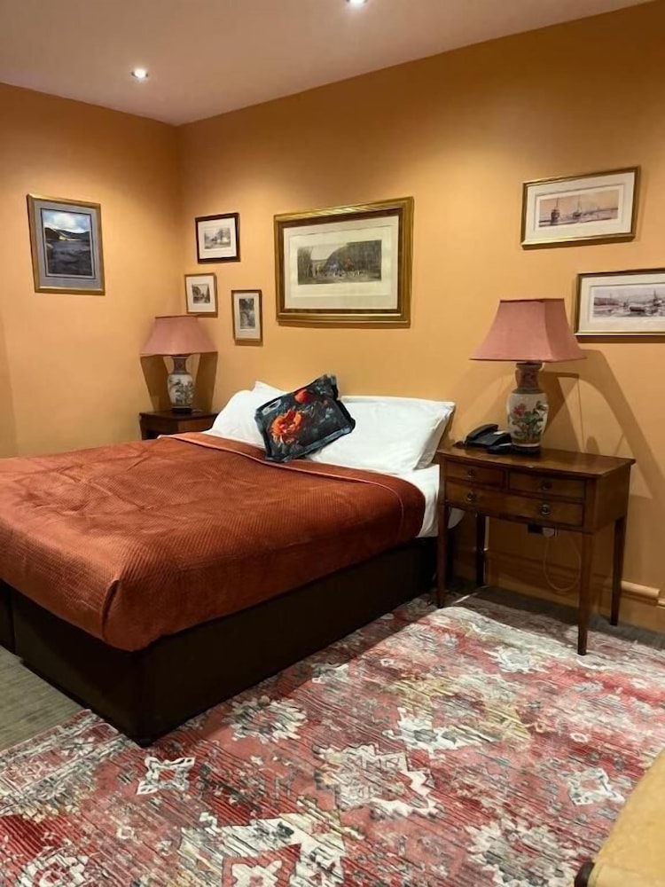 غرفة سوبيريور بسرير كوين، Queens Court Hotel 3/4