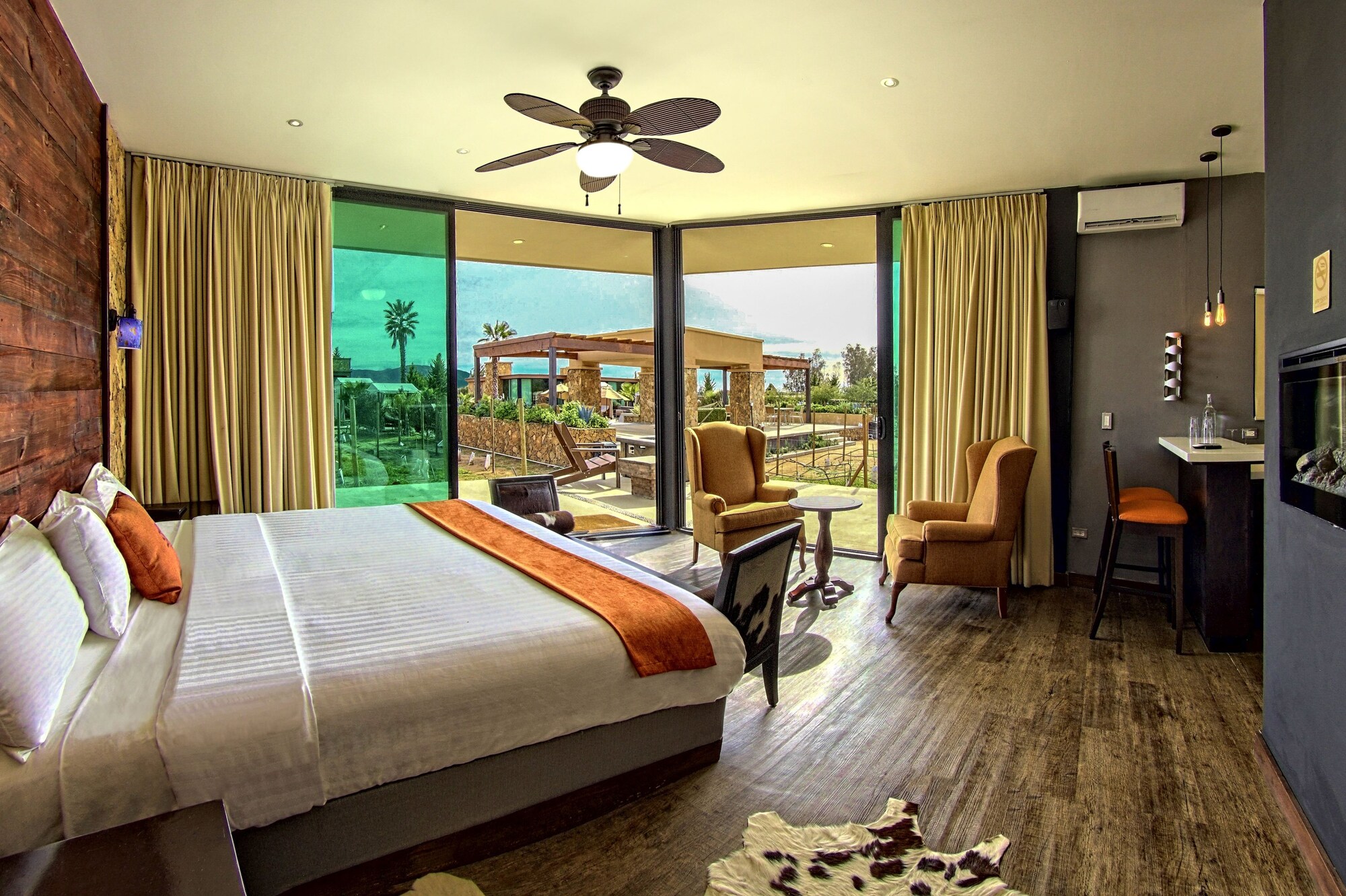 GRAND, DELUXE, VILLA