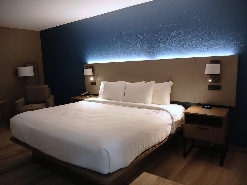 غرفة إليت بسرير كينج في الطابق الأرضي، Comfort Inn Marion NC 4/10