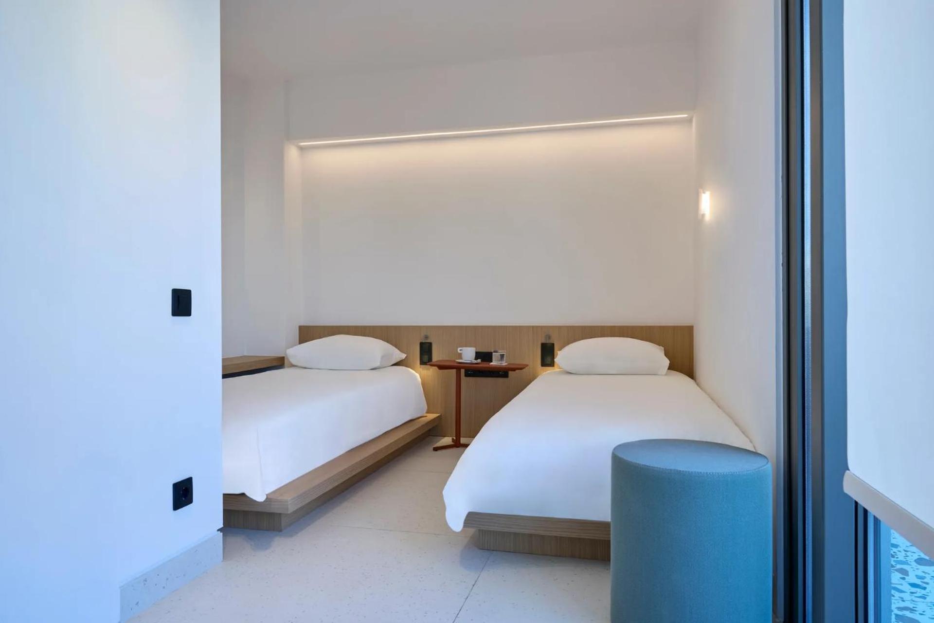 ROOM, DOUBLE OR TWIN BED
