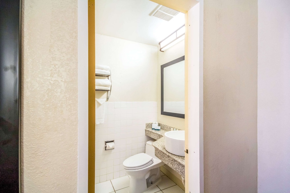 Quality Inn & Suites Kansas City - Independence I-70 East 14/34