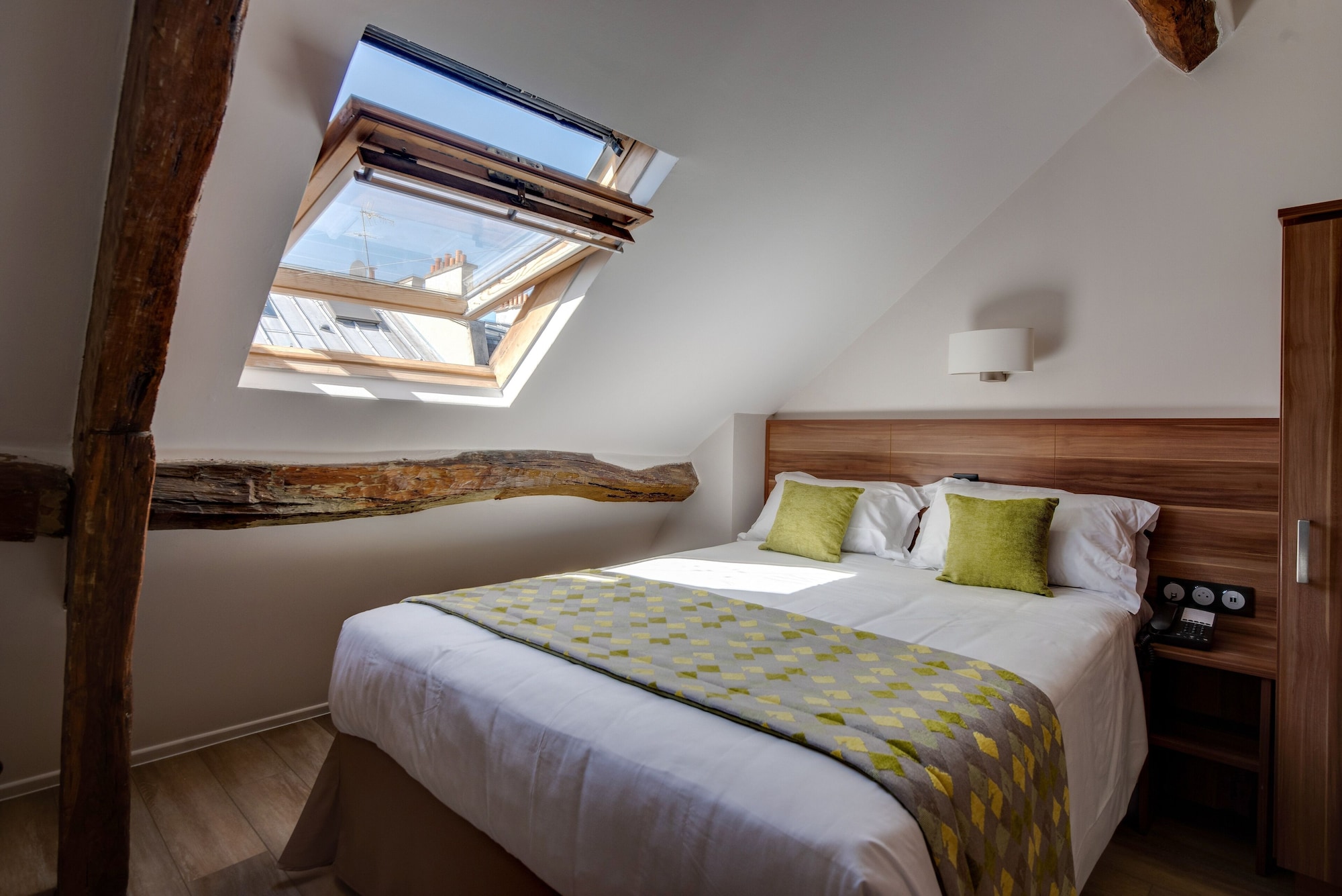 ROOM, SINGLE
