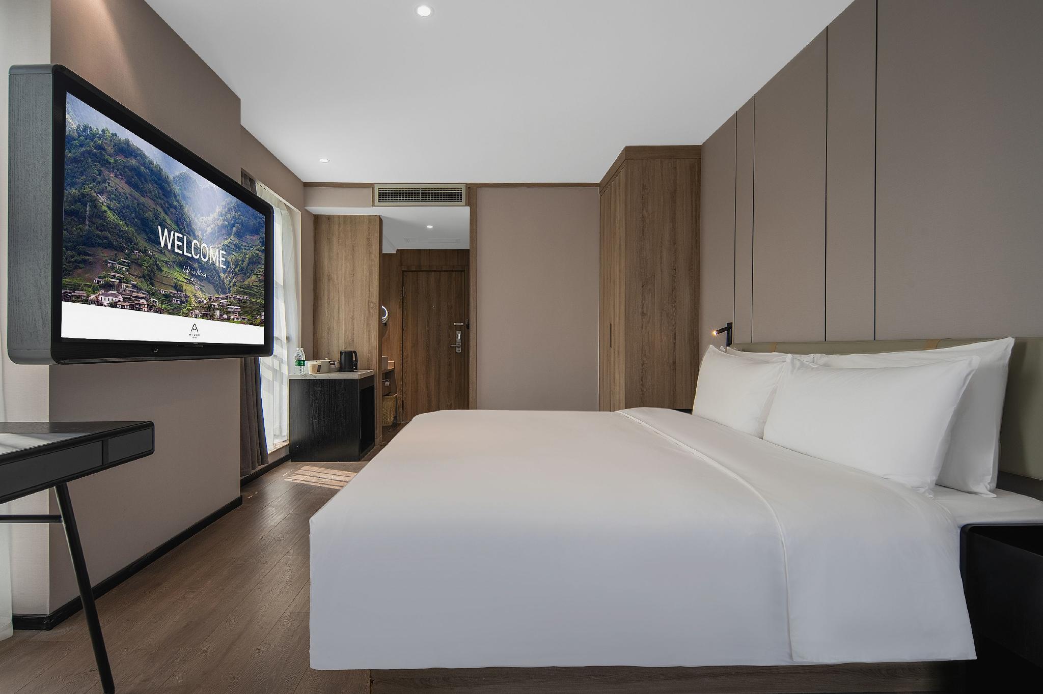 Elegant, Queen Bed