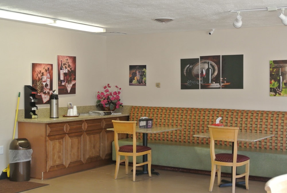 Vino Inn & Suites (ex Rancho Tee Motel) 43/63