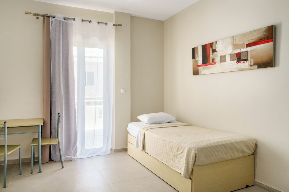 Axos Hotel 34/70