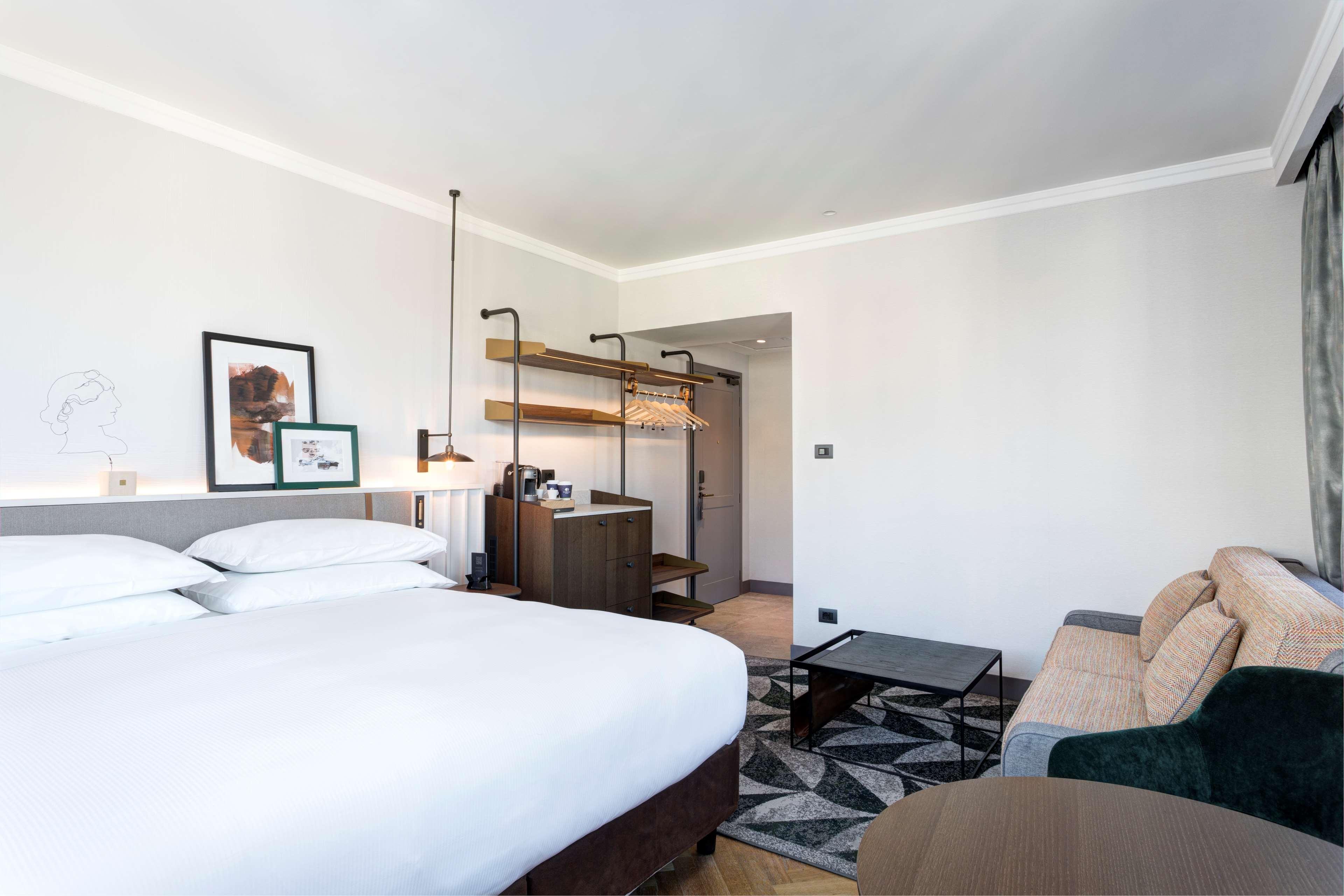 JUNIOR SUITE, KING BED