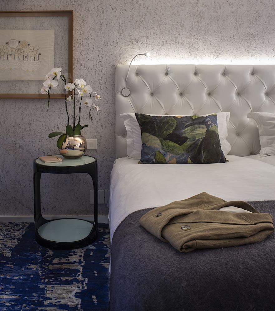 Vineyard Hotel 4/59