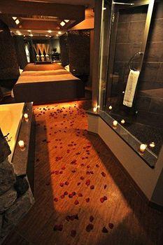 The Champagne Lodge Luxury Suites 17/25