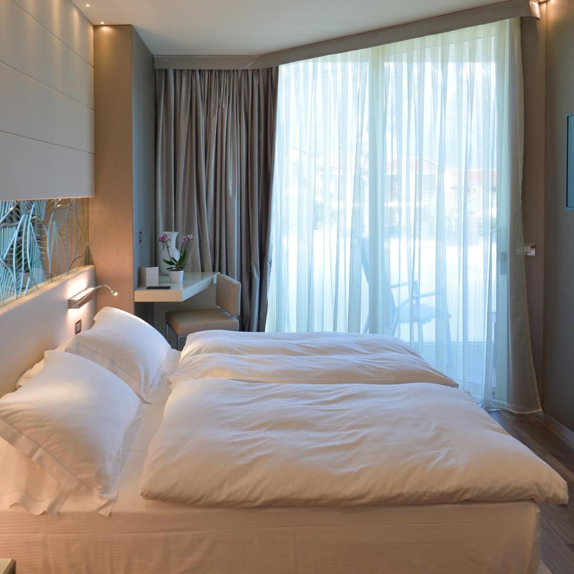 Deluxe, Suite, Lake View, Hot Tub, Terrace