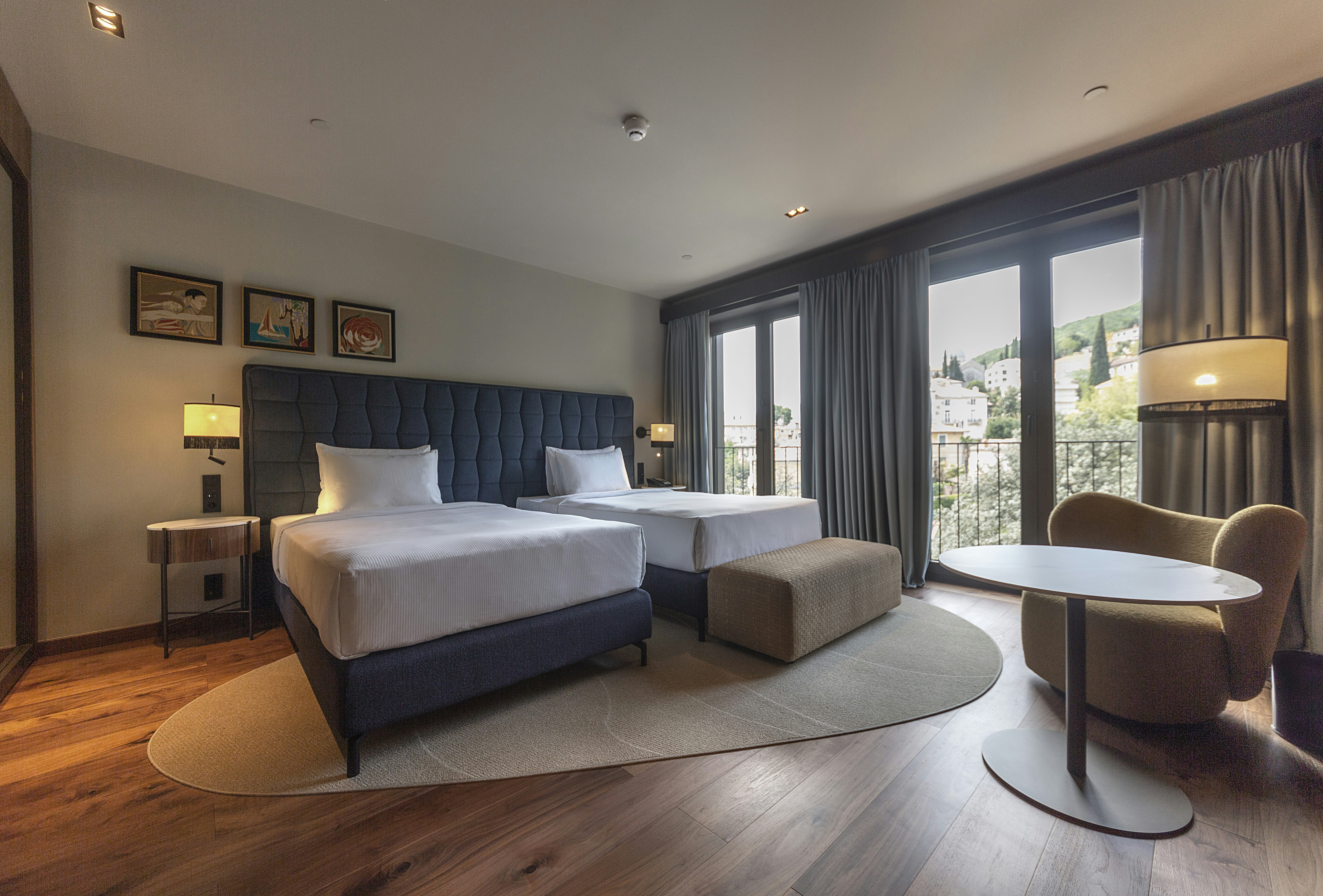 DELUXE, TWIN BEDS