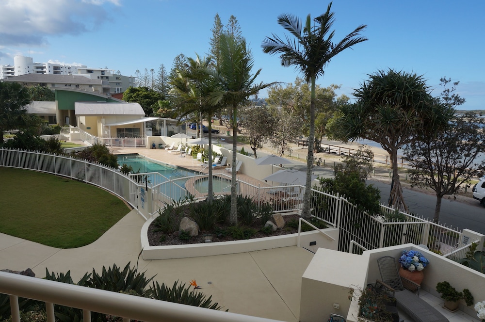 MOORINGS BEACH RESORT 4/77