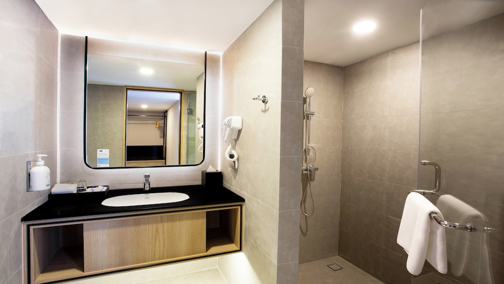 Room, Queen Bed, Kitchenette, Holiday Inn Express & Suites Bangkok Central Pier 8/8