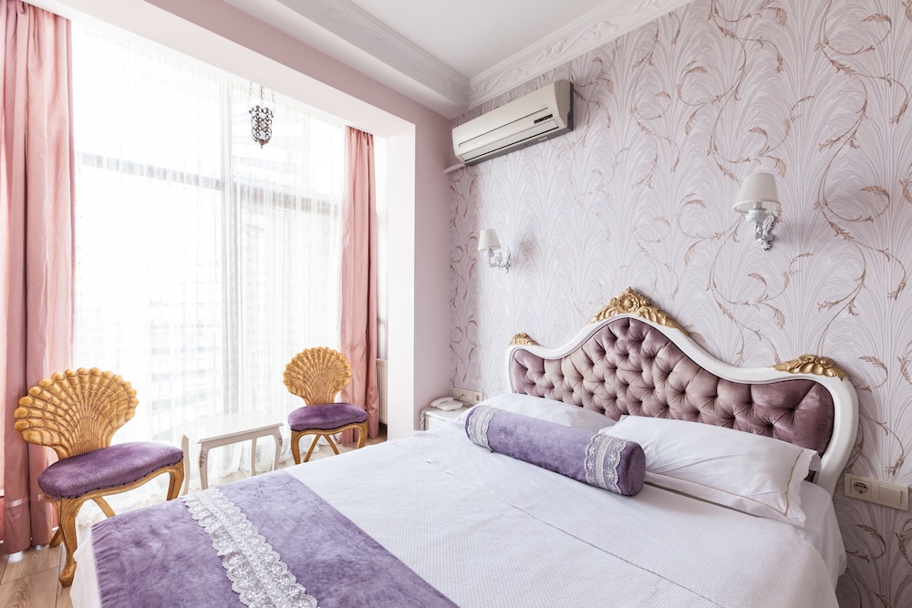 ROOM, DOUBLE BED