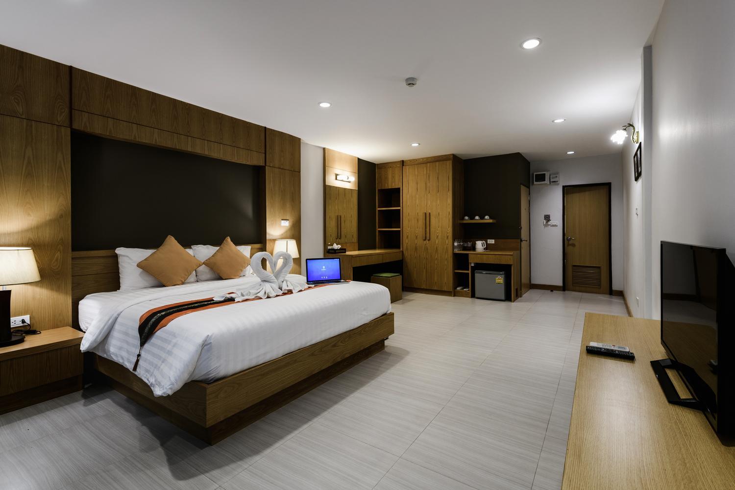 Grand, Deluxe, City View