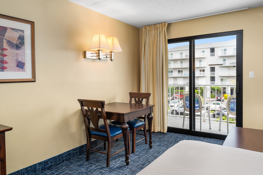 Coastal Palms Inn &amp; Suites 37/50