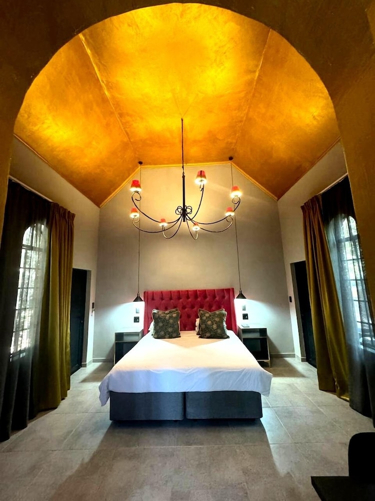 Shangri-La Country Hotel 13/50