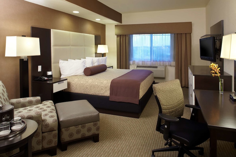 Best Western Plus Lackland Hotel & Suites 12/34