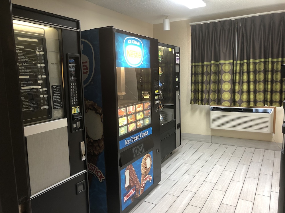 Super 8 By Wyndham Bedford Dfw Airport West 8/31