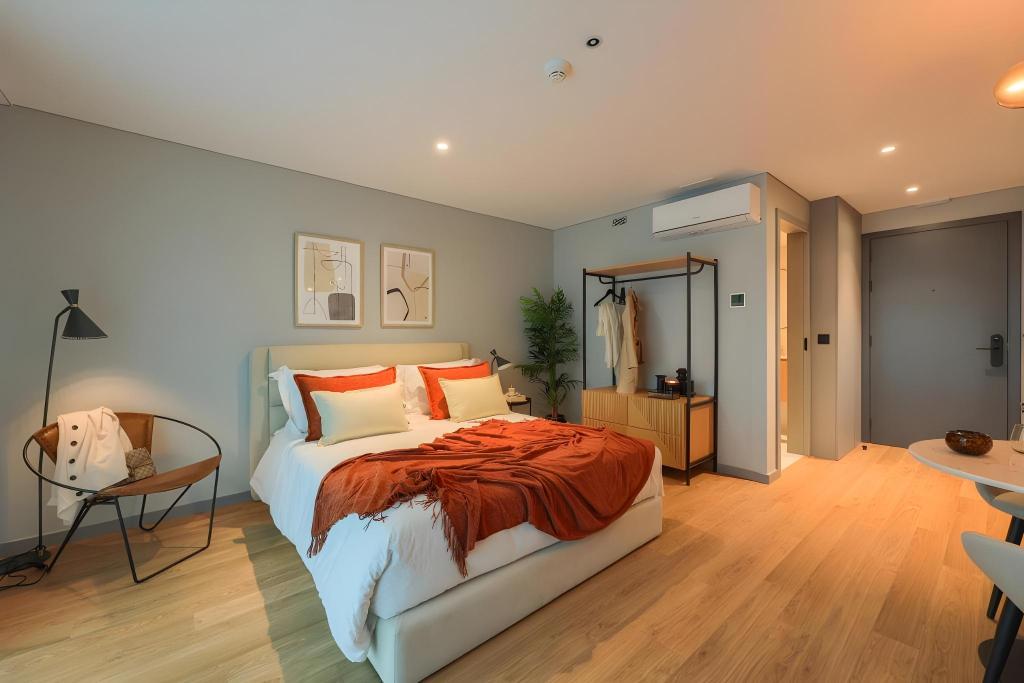 Plus, Deluxe, Queen Bed