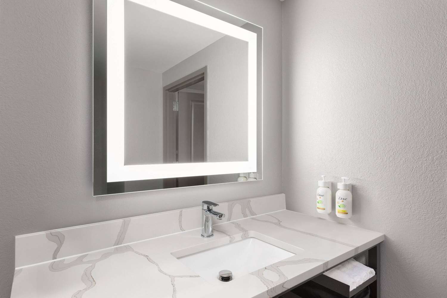 La Quinta Inn & Suites by Wyndham Knoxville Papermill 43/45
