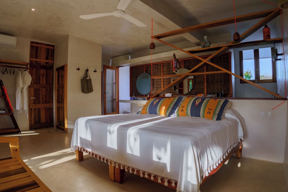 HOUSE, JUNGLE VIEW, BATHTUB