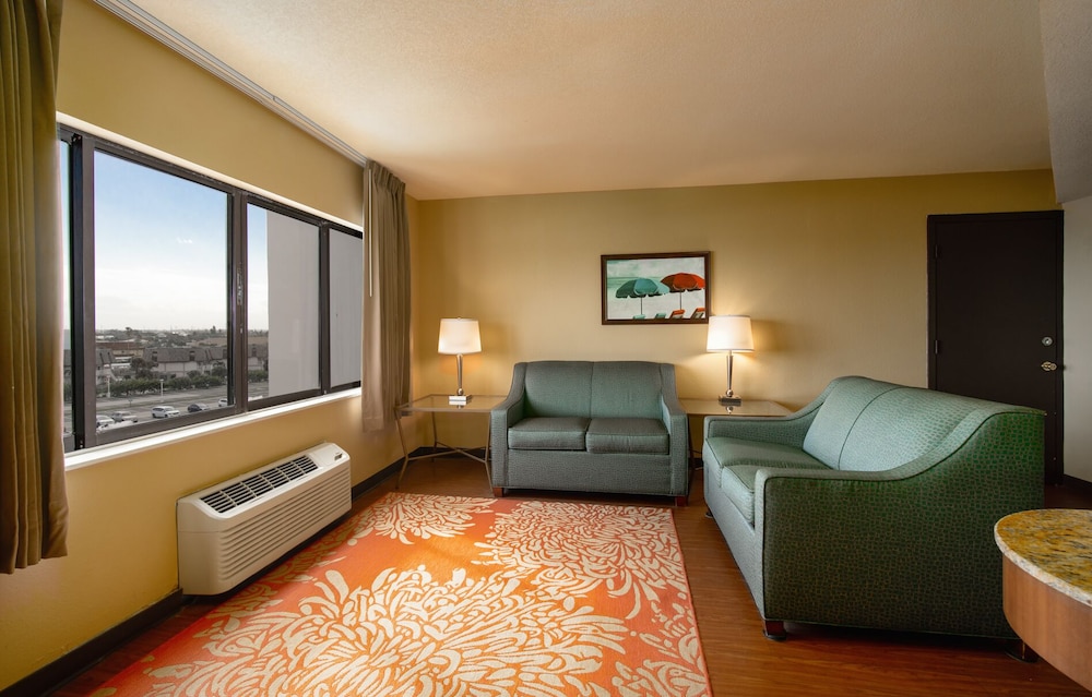 La Quinta Inn & Suites by Wyndham Cocoa Beach Oceanfront 30/54