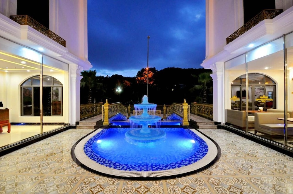 Crown Nguyen Hoang Hotel 53/58