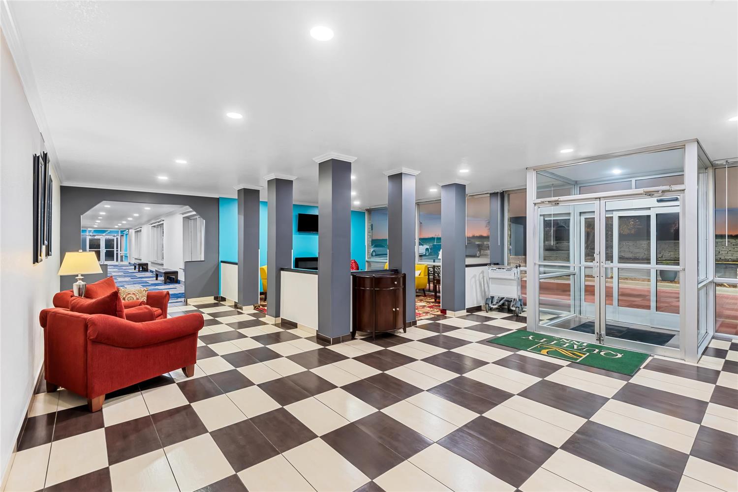 Suburban Studios Fort Dodge 39/44
