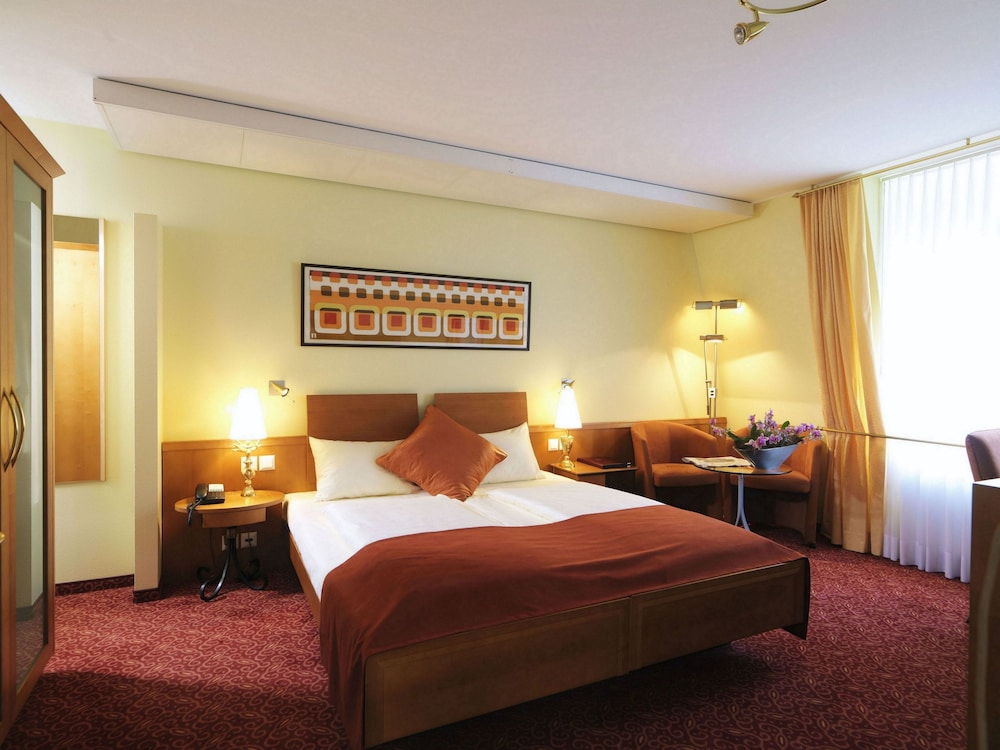 Gaia Hotel 10/75