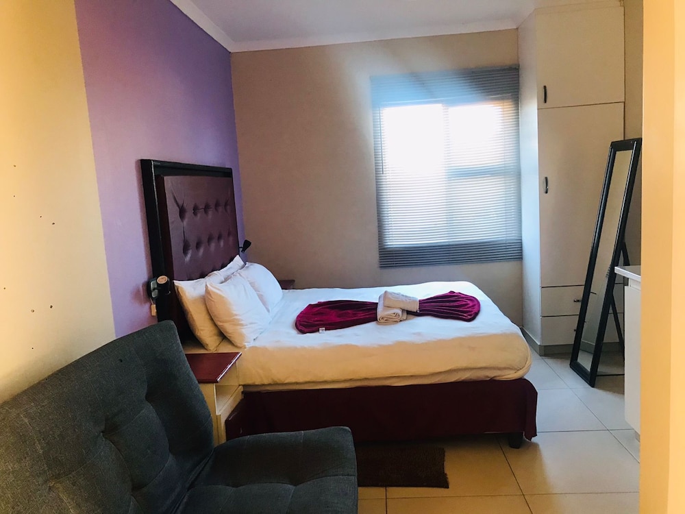 Emampingeni Lodge 12/16
